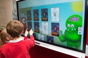 Les enfants avec un écran interactif dans le Val D'oise - CGMEDIA