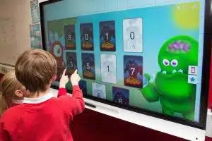 Les enfants avec un écran interactif dans le Val D'oise - CGMEDIA